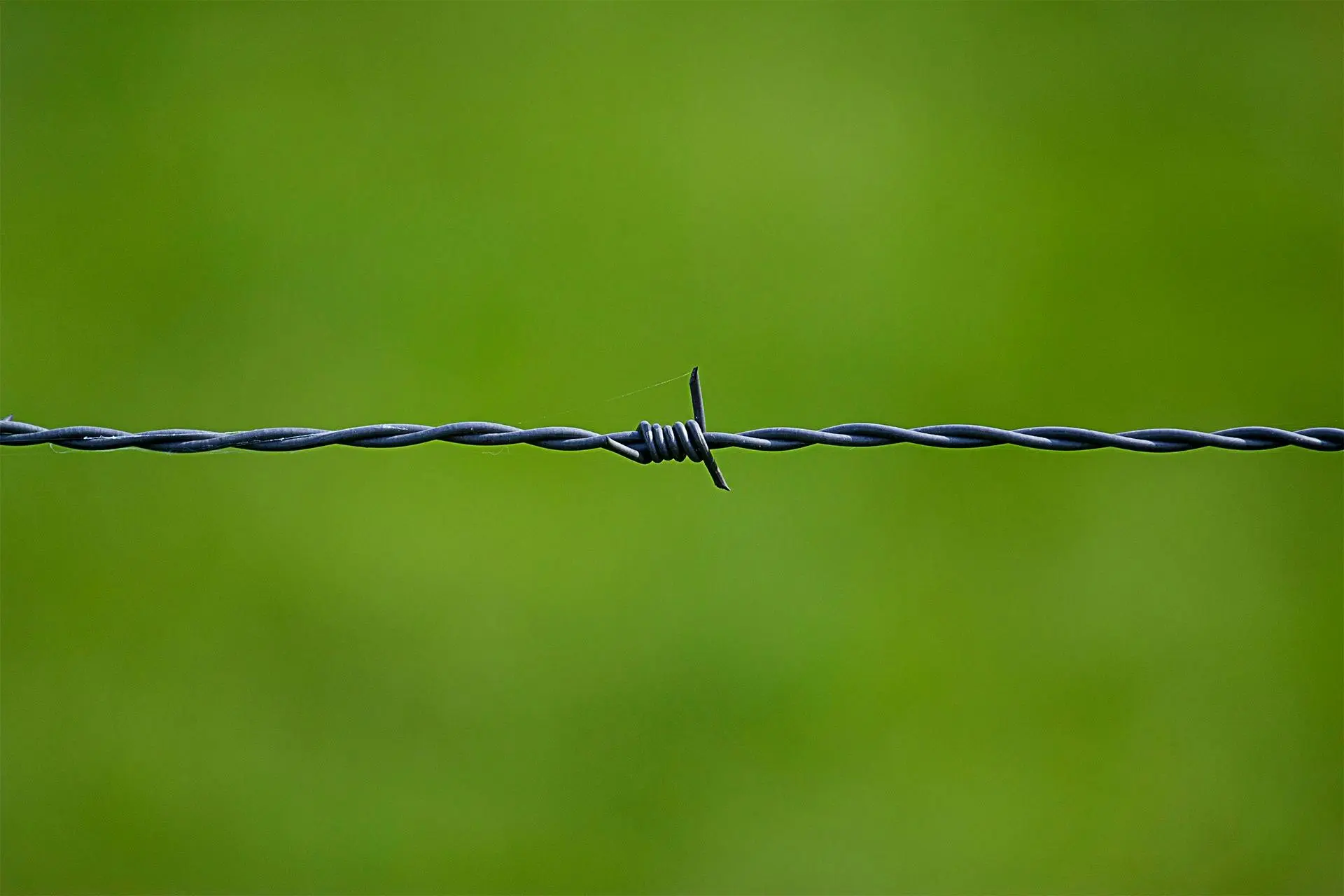 Cómo Instalar una Cerca con Alambre de Púas: Guía Completa y Consejos Prácticos para una Seguridad Duradera
