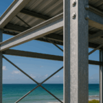 Estructura metálica de acero galvanizado cerca del mar Caribe, mostrando resistencia a la corrosión y durabilidad en climas tropicales.