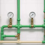Sistema hidráulico profesional con tuberías PPR y CPVC, válvulas y manómetros instalados en una sala técnica, representando redes de agua seguras y certificadas.