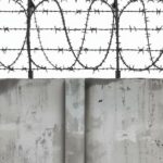 alambre de púas en una medianera