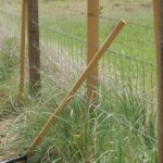 instalación de una cerca con alambre de pua