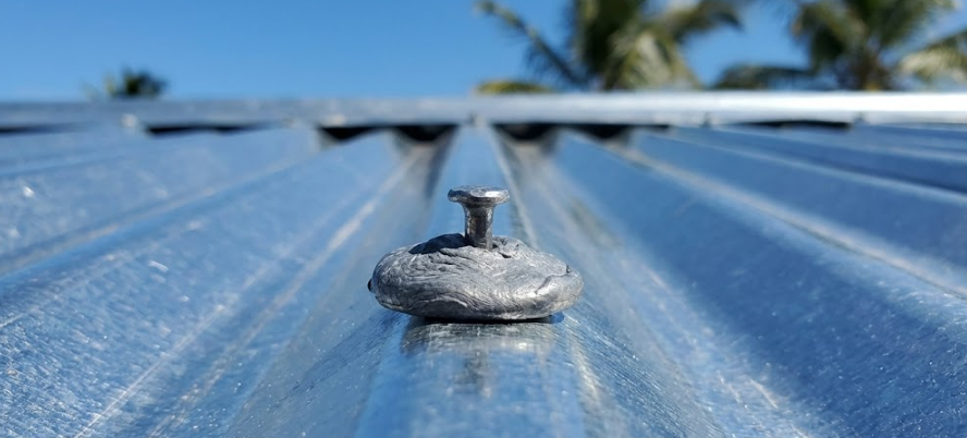 Zinc Galvanizado vs. Aluzinc: ¿Cuál Elegir? (Y el Error de Instalación que Arruina Ambos)