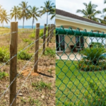 Comparación visual de cercas: Alambre de púas económico en postes de madera (izquierda) frente a Malla Ciclónica plastificada verde residencial (derecha) en un entorno tropical.