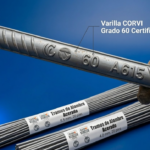 Varilla de acero corrugado CORVI Grado 60 certificada bajo norma ASTM A615 junto a tramos de alambre acerado de 4.0mm y 5.5mm para construcción sismorresistente.